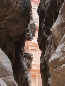 Petra: Am Ende des Siqs erscheint das Schatzhaus