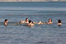 Die Jugendlichen der Gruppen entspannen im Toten Meer