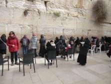Einige Teilnehmerinnen beten auf der Frauenseite der Klagemauer