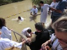Griechisch-orthodoxe Christen aus Rumänien bei einer Zeremonie im Jordan an der traditionellen Taufstelle Jesu