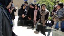 Junge Frauen am Grab von Hafiz, dem größten persischen Dichter