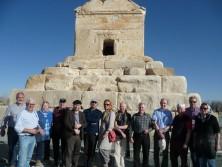 Reisegruppe vor dem Grab des König Kyrus