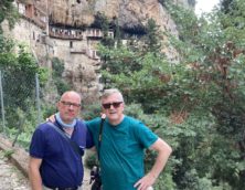 Michael Wabbel und Guide Jannis am Kloster Philosophou